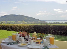 Frühstück im Garten mit Seeblick