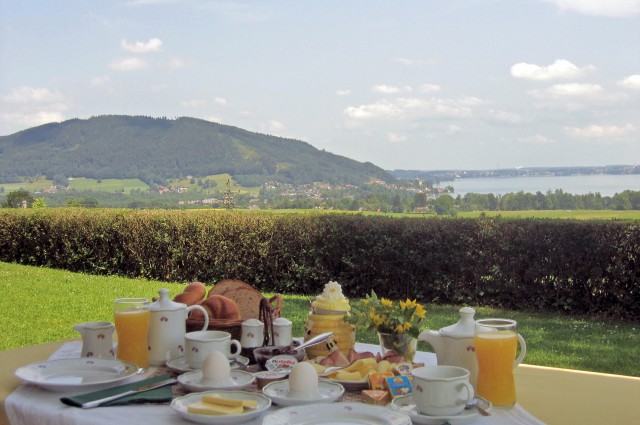 Frühstück im Garten mit Seeblick